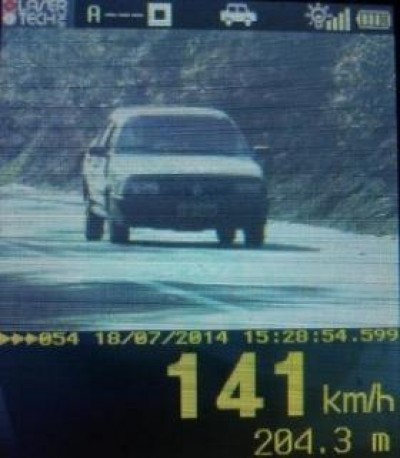 Motorista foi flagrado trageando em alta velocidade na rodovia (Reprodução)