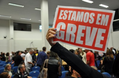 Insatisfeitos com a administração municipal, trabalhadores da educação deixam a câmara revoltados e garantem q... (Foto: Alexandre Duarte (94FM))