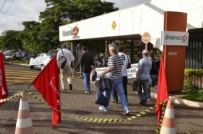 Funcionários chegam à Enersul, que desde março tem novo dono. (Reprodução)