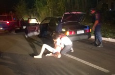 Motorista fura bloqueio policial por estar pelado, tem carro alvejado e acaba preso