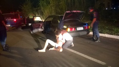 Motorista fura bloqueio policial por estar pelado, tem carro alvejado e acaba preso