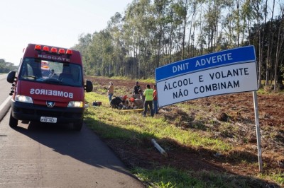 Casal sofre acidente na BR-267 após pneu de moto estourar