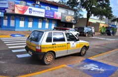 Veículo oficial da Agetran bloqueia rampa de acesso para cadeirantes em estacionamento irregular de agentes (Eliel Oliveira/Reprodução Facebook)