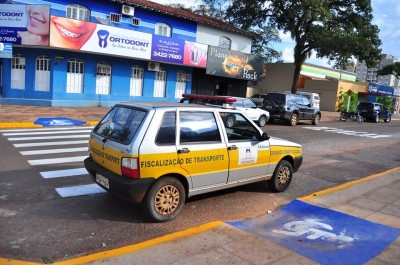 Veículo oficial da Agetran bloqueia rampa de acesso para cadeirantes em estacionamento irregular de agentes (Eliel Oliveira/Reprodução Facebook)