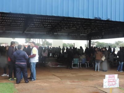 Prefeitura está tomada por educadores em greve; categoria pressiona prefeito por valorização profissional (André Bento)