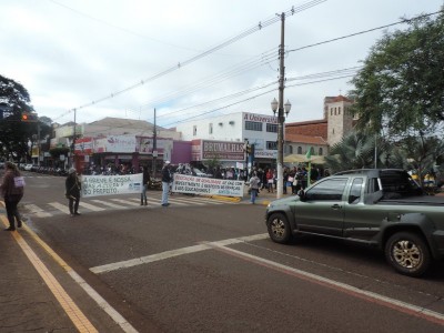 Educadores mostram motivos da greve para quem passa pelas ruas do centro de Dourados (André Bento)