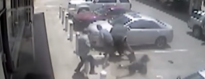 Lutador de MMA impede assalto a posto de gasolina com surra em ladrões (assista ao vídeo)