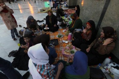 Cinco pessoas condenadas a chibatadas no Irã por comer em público durante o Ramadã