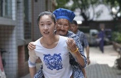 Chinesa de 24 anos carrega a avó até seu trabalho para não deixá-la sozinha em casa