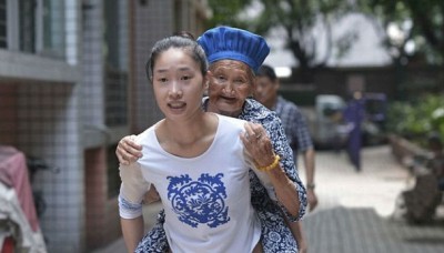 Chinesa de 24 anos carrega a avó até seu trabalho para não deixá-la sozinha em casa
