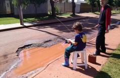 Buraco na rua foi batizado de pesqueiro do prefeito Murilo por morador (Reprodução/Facebook)