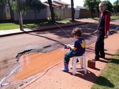 Buraco na rua foi batizado de pesqueiro do prefeito Murilo por morador (Reprodução/Facebook)