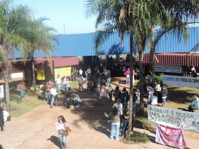 Pátio da Prefeitura de Dourados está ocupado por educadores em greve (André Bento)