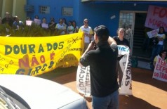 Educadores protestam na Secretaria de Educação e pedem saída do prefeito e secretária