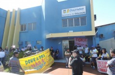 Protesto em frene à Secretaria de Educação pede a saída do prefeito Murilo Zauith e da secretária Marinisa Miz... (André Bento)
