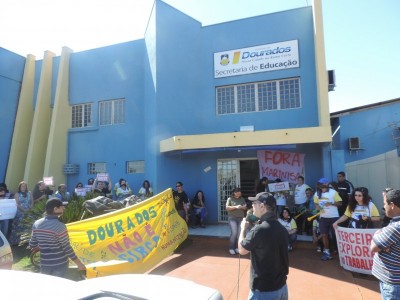 Protesto em frene à Secretaria de Educação pede a saída do prefeito Murilo Zauith e da secretária Marinisa Miz... (André Bento)