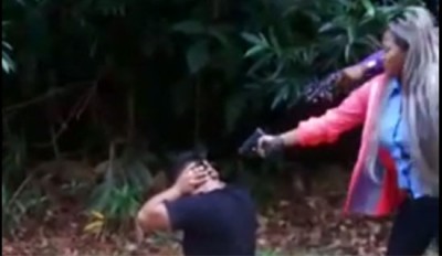 IMAGENS FORTES: Criminosa executa friamente comparsa e filma tudo com celular