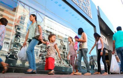 Consumidores no centro da Capital; movimento de compras ainda é baixo (Reprodução)