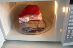 Passe roupas usando o forno-microondas