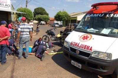 Condutor colide em triciclo ocupado por cadeirante e foge sem socorrer a vítima