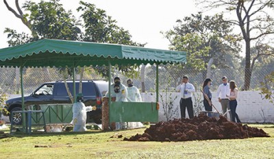 Polícia faz exumação de pacientes mortos após tratamento de quimioterapia na Santa Casa