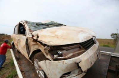 Voyage sai da pista e capota em obra de duplicação na BR-163