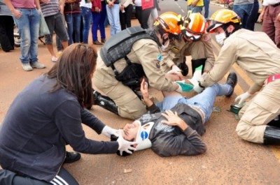 Motociclista sofre fratura exposta ao ser atingido por caminhonete no interior de MS