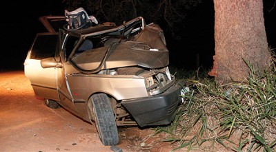 Motorista bate em árvore e morre enquanto tentava ultrapassar ônibus em MS