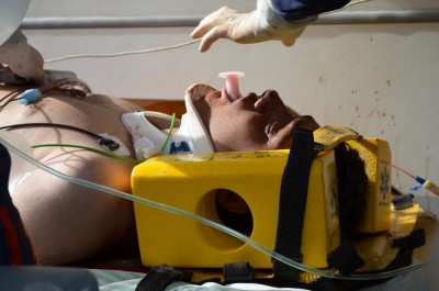 Jovem baleado precisou ser transferido às pressas para viatura do Samu devido à gravidade do ferimento (Sidnei Bronka)