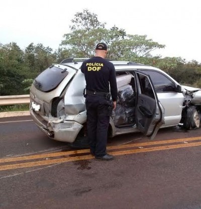 Veículo foi abandonado pelo condutor após colisão em ponte (Divulgação)