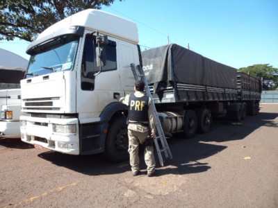 Carreta transportava cigarro e agrotóxico contrabandeados do Paraguai escondidos sobre carga em fundo falso (94 FM)