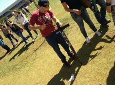 Acadêmicos protestaram fixando cruzes e exibindo cartazes contra o que classificam como descaso com a saúde do... (94 FM Você na Redação)