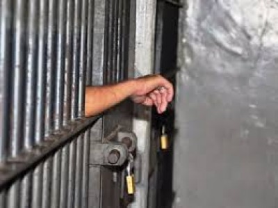 Rapaz mata homem para colocar fim em rixa e liga para a polícia para se entregar