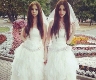 Casal andrógino oficializa união vestido de noiva
