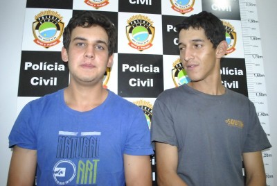 Juliano Rodrigues e Rafael Ribeiro, foram presos no telhado de uma casa. (Sidnei Bronka)