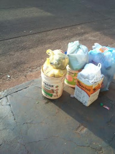 Lixo acumula em bairros de Dourados por causa da suspensão da coleta (94 FM Você na Redação)