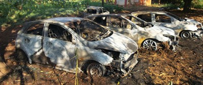 Quatro carros são incendiados durante festa de acadêmicos da UFMS em Campo Grande