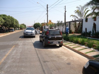 Mulher é arrastada pelos cabelos e presa no banheiro durante assalto no interior