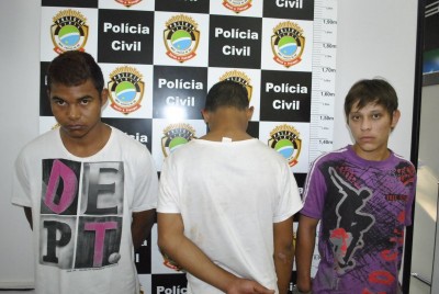 Segundo a polícia, Carlos Henrique o ‘caíque’ (primeiro da esquerda) teria saído presidio há dois dias. (Sidnei Bronka)