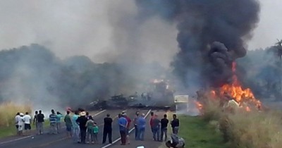 Carretas batem de frente na BR-163; uma morte confirmada