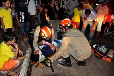 Ao empinar moto, jovens caem e um deles fica ferido no interior