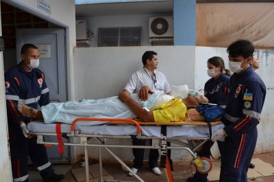 Amigos irritam vizinho ouvindo Raul Seixas e acabam baleados; um em estado grave