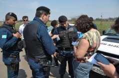 Policiais militares fazem segurança de oficial de Justiça (Marcelo Calazans)
