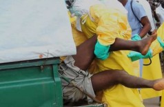O paciente teve de ser colocado dentro da ambulância à força pelos médicos (Reuters)