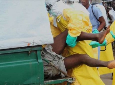 O paciente teve de ser colocado dentro da ambulância à força pelos médicos (Reuters)