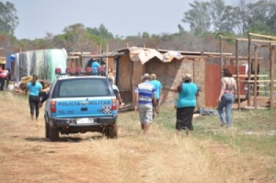 Sem-terra não acatam ordem e vão esperar Justiça derrubar barracos