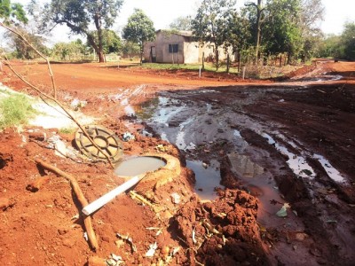 Esgoto a céu aberto revolta moradores da Chácara dos Caiuás