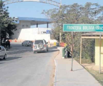 Ao menos três mil carros cruzam linha divisória entre Puerto Quijarro e a cidade de Corumbá (Reprodução)
