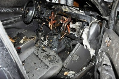 Carro de esposa de policial é alvo de incêndio no interior