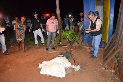 Ao lado do corpo da vitima o socador de pilão usado para matar o adolescente (Sidnei Bronka)